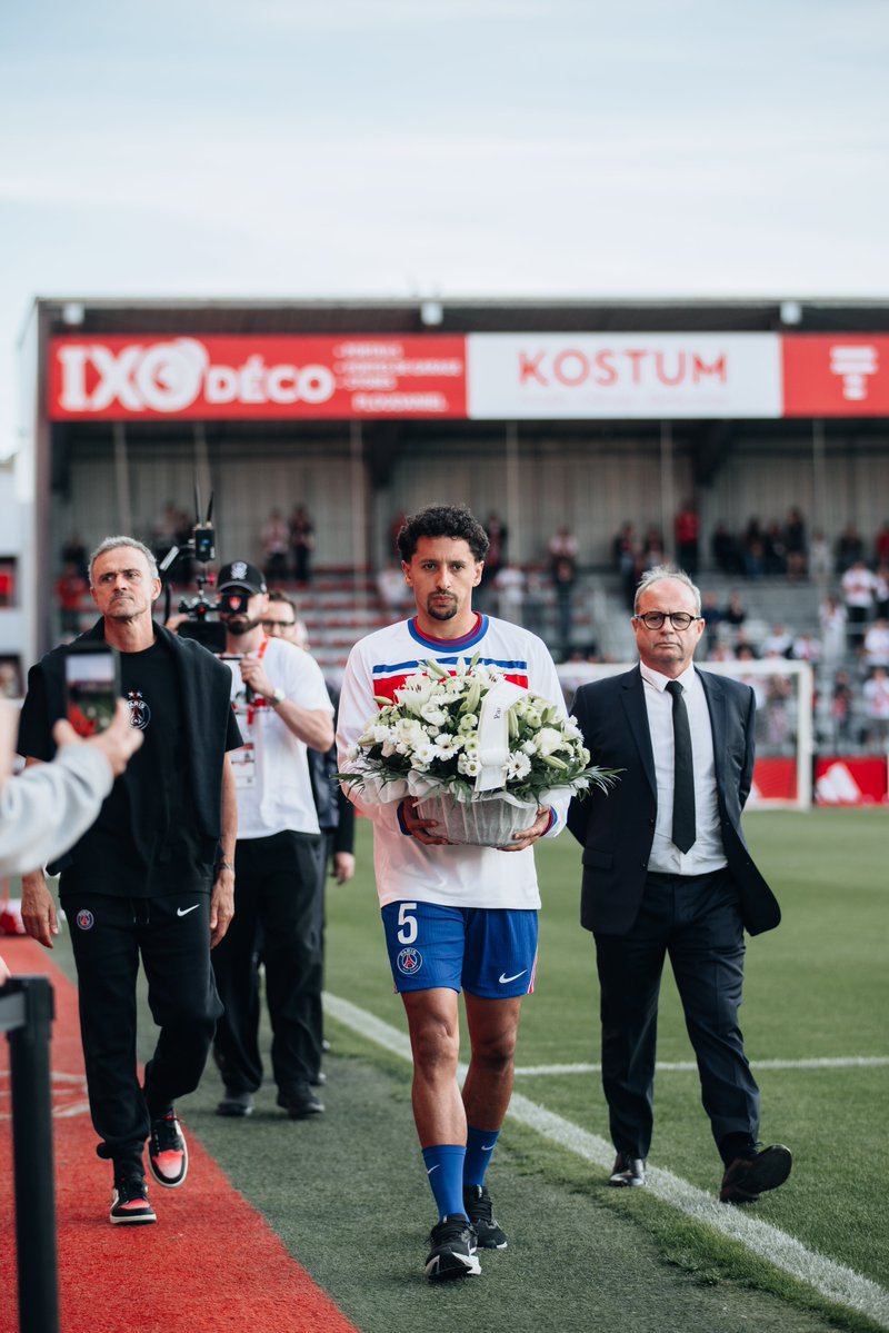 SB29's tweet photo. 🕊️ Merci au Paris Saint-Germain, à Luis Enrique, Marquinhos et Luis Campos pour leur hommage à Éric Roy, avec le dépôt d’une gerbe de fleurs devant la zone technique du Stade Brestois, là où il avait l’habitude de prendre place 🤝 https://t.co/1Samc0k05W