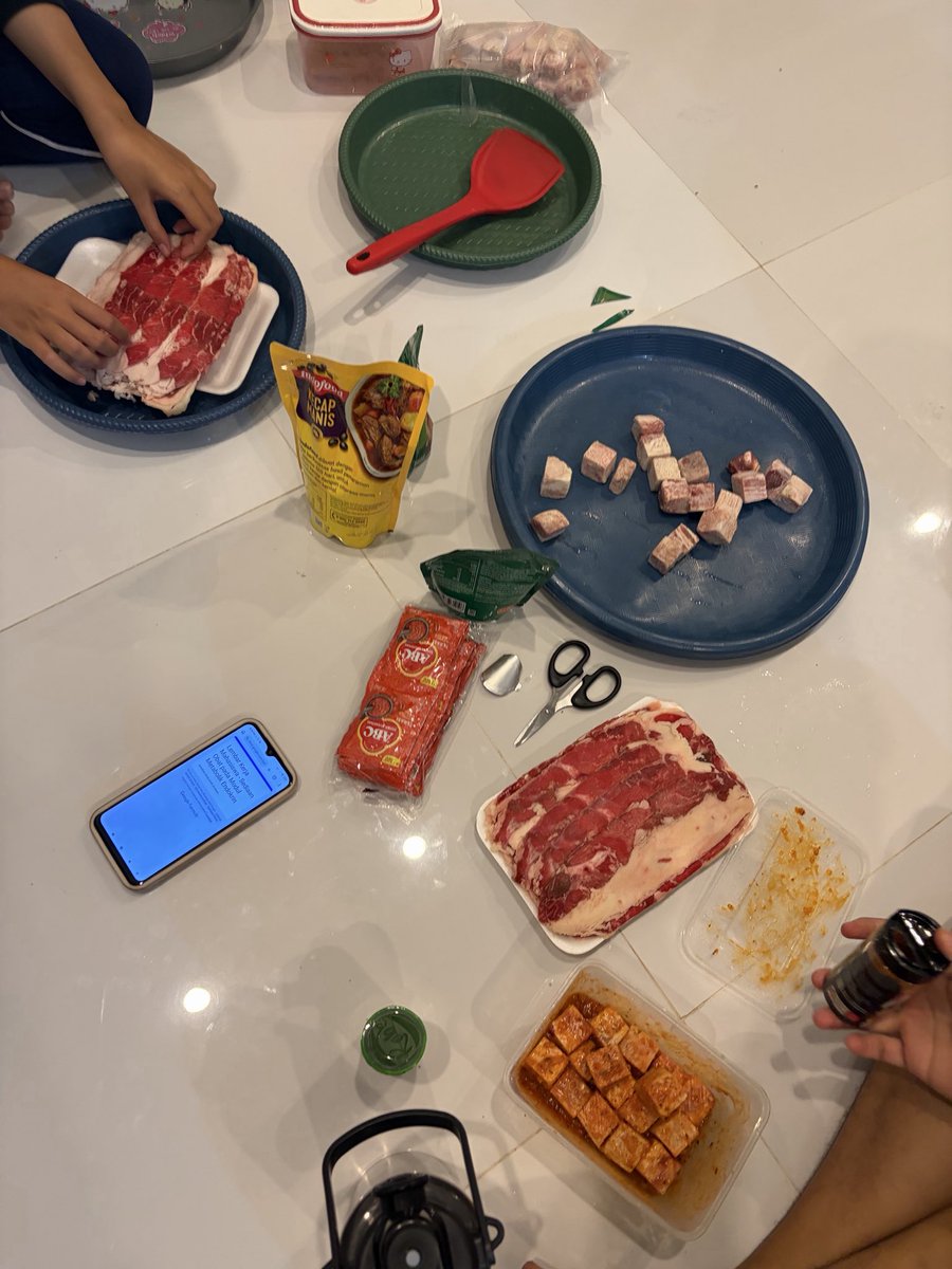 nansrouze's tweet photo. hari ini masak masak with my friends https://t.co/DFOdeulGAa