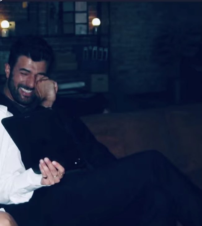 angilzbx's tweet photo. ييدو انجين فكاهي جدا وقت التصوير 
المهم اننا اتطمنا ان نهال ماسافرت 🤣🤣🫂

🫠 #EnginAkyürek #OldMoney #EnfesBirAkşam https://t.co/wmCL13zQ1t
