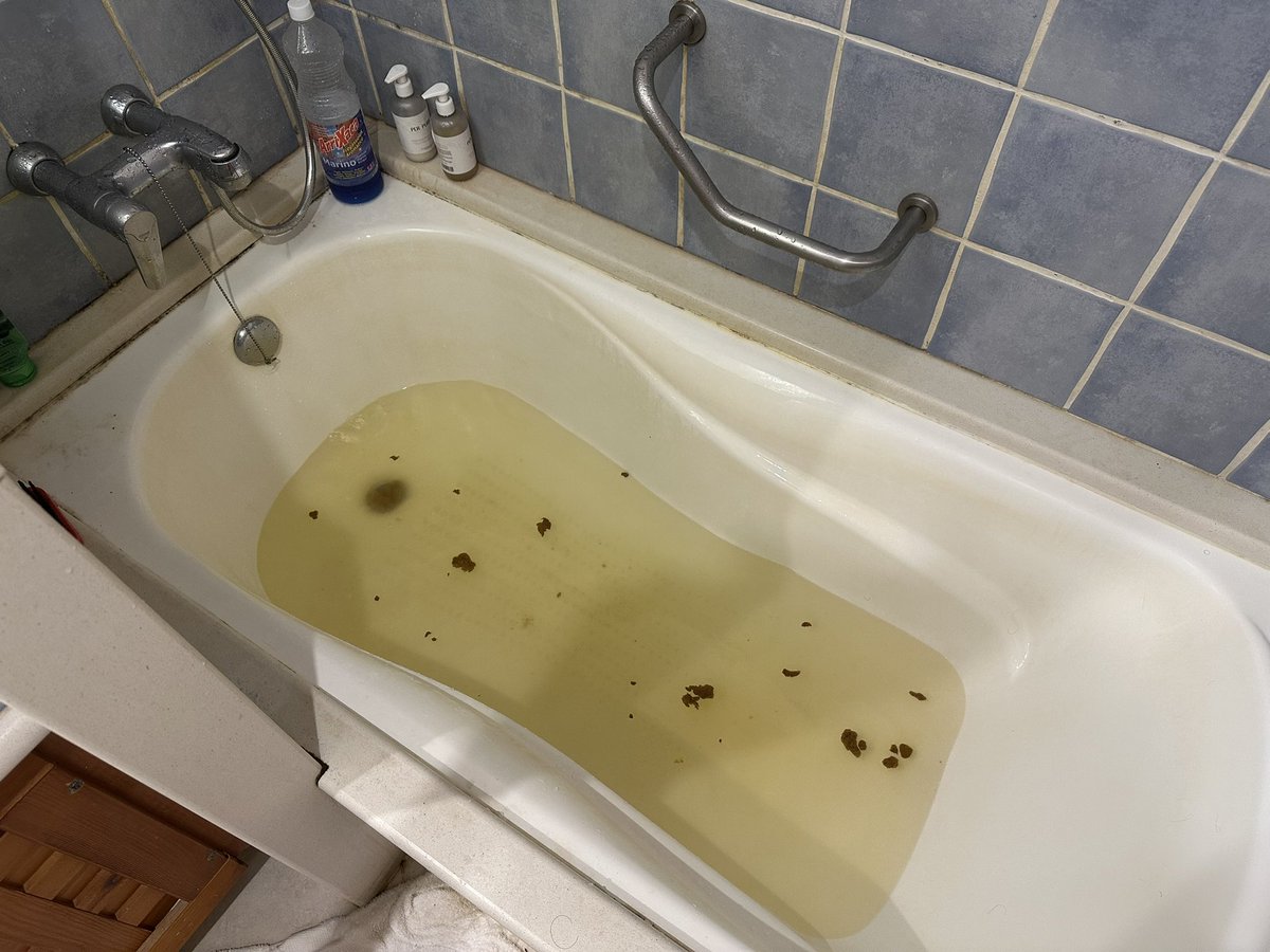 lff_squayz's tweet photo. l’état de ma baignoire qd j’avais un coloc indien starfallah jsuis encore traumatisé https://t.co/gTb3pDzODS