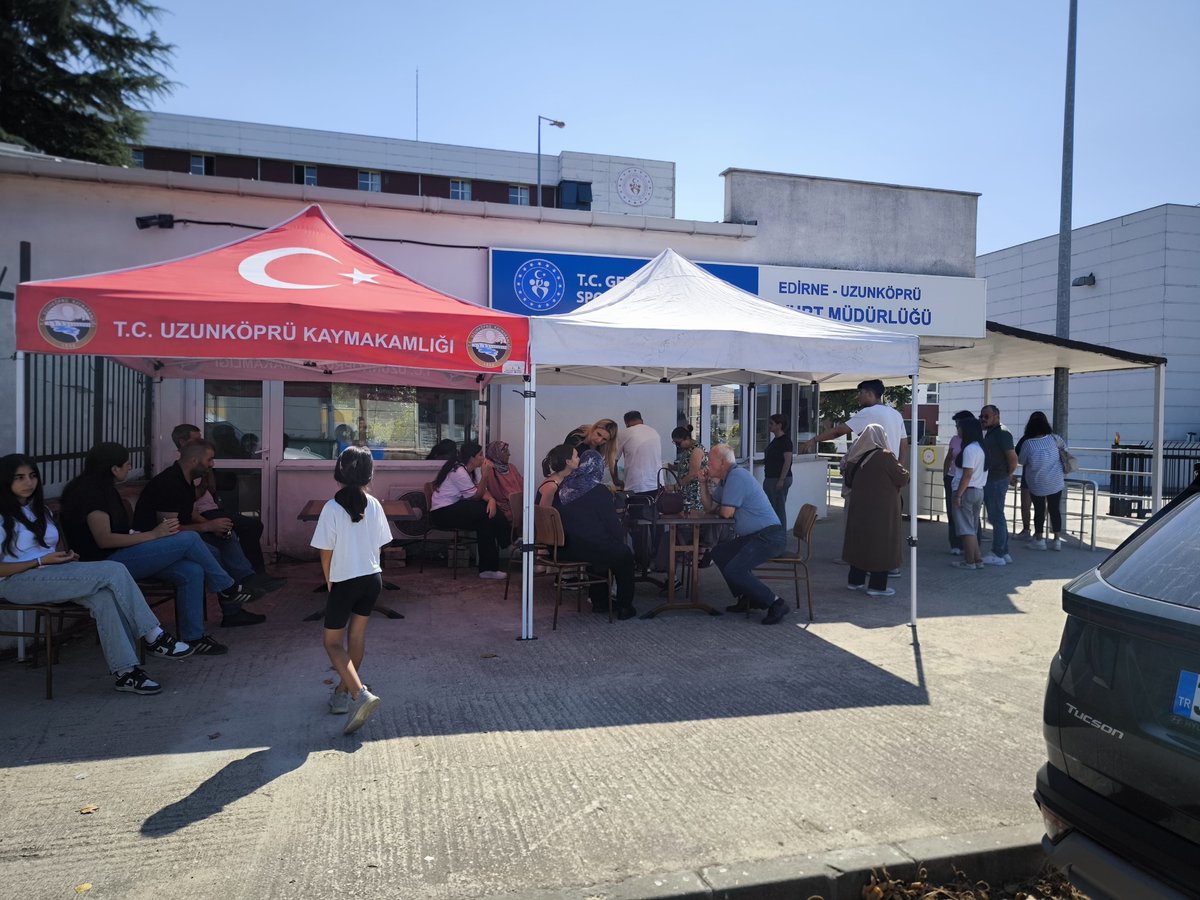 berkaykostenn39's tweet photo. Uzunköprü yurdumuza yeni dönemde kayıt yaptıran öğrencilerimizi güler yüzlü personelimiz ve manevi danışmanımızla karşıladık.Kayıt işlemlerini gerçekleştirerek öğrencilerimizi yurdumuz hakkında bilgilendirdik.🤍
Sevgili gençler, yeni yuvanıza hoş geldiniz!😊
@mktrky @tga38 https://t.co/3yIpCfFrSk