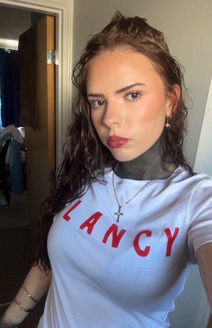 TBellaSaga's tweet photo. intro for new friends 🫶

name: bella
age: 19
lane: tylerrr
from: uk, any welsh ppl here??
show count: 1💔
album: vessel, NPI
song: next semester, holding on to you, ruby, be concerned, drown 

srry guys i’m incapable of choosing just one song https://t.co/UYUPcyhHCy