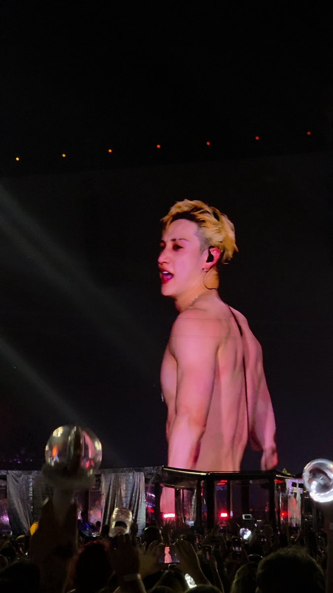 chanppuccinos's tweet photo. tenho 22 anos.
vi o bang chan pelado pessoalmente.
sem “pais ricos”. 
sem herança. 
eu não tive sorte.
eu estabeleci uma meta e a alcancei.
disciplina, consistência e prioridades. https://t.co/xjyPRpxRd4