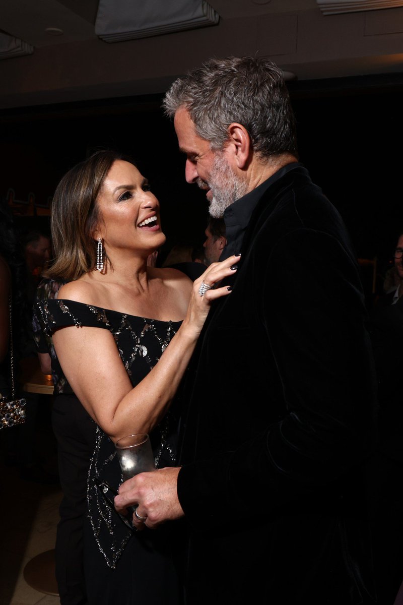 HargitayBuenfil's tweet photo. My favorite couple 🩷
I love the way they look at each other. ❤️❤️
#MariskaHargitay 
#PeterHermann https://t.co/swXKEmJXGQ