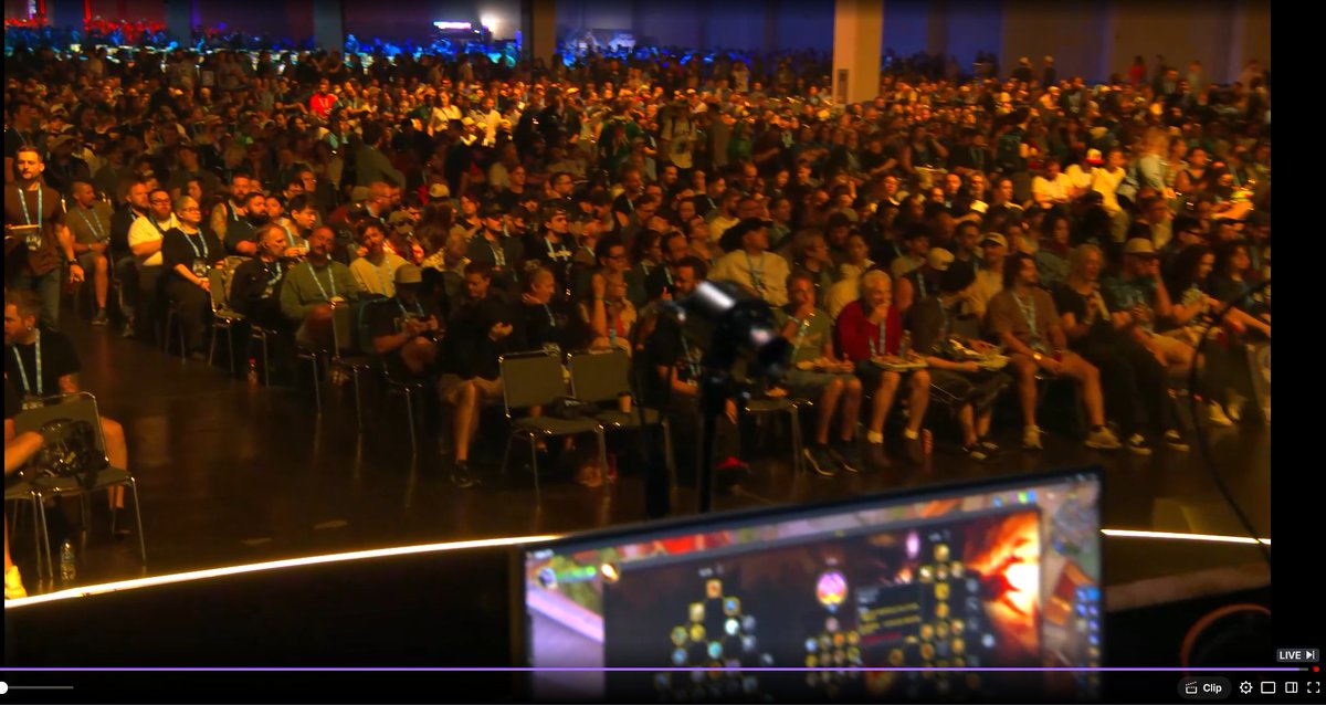 leekatv's tweet photo. "PvP is dead" That's a lot of people for a dead game mode. https://t.co/ZZze8cYrpb