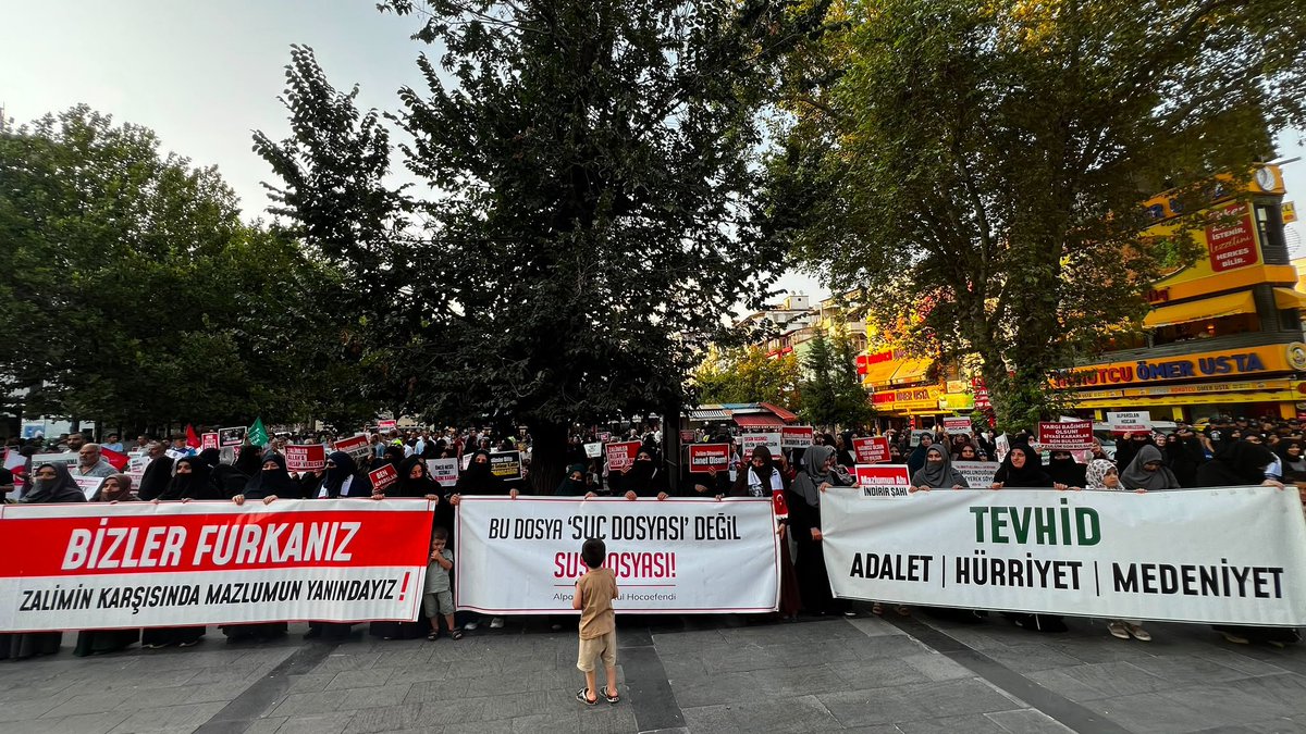 FurkanDerGzntp's tweet photo. Mücadelemiz Devam Ediyor! 

Gaziantep Furkan Hareketi mensupları olarak haksız bir şekilde tutuklanan Alparslan Kuytul Hocaefendi, Semra Kuytul Hocahanım ve çok sayıda Furkan Hareketi mensubu kardeşimiz için özgürlük yürüyüşü ve basın açıklaması gerçekleştirerek haksız tutukluluklara tepkimizi gösteriyoruz.

#YargıEliyleZulüm
Ozgürlük IçinMeydandayız
FurkanGönüllülerine Ozgürlük