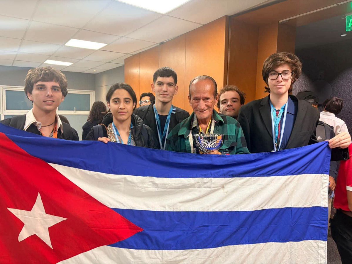 MeyvisEstevezE's tweet photo. Felicidades Marcel, Erick, Heidy y Diego por sus medallas en la Olimpiada Iberoamericana de Matemática y alzar la Copa Puerto Rico.

Ustedes juntos a sus profesores, entrenadores y familias han demostrado que el talento y la disciplina superan cualquier adversidad. https://t.co/BGUuWOoY9n
