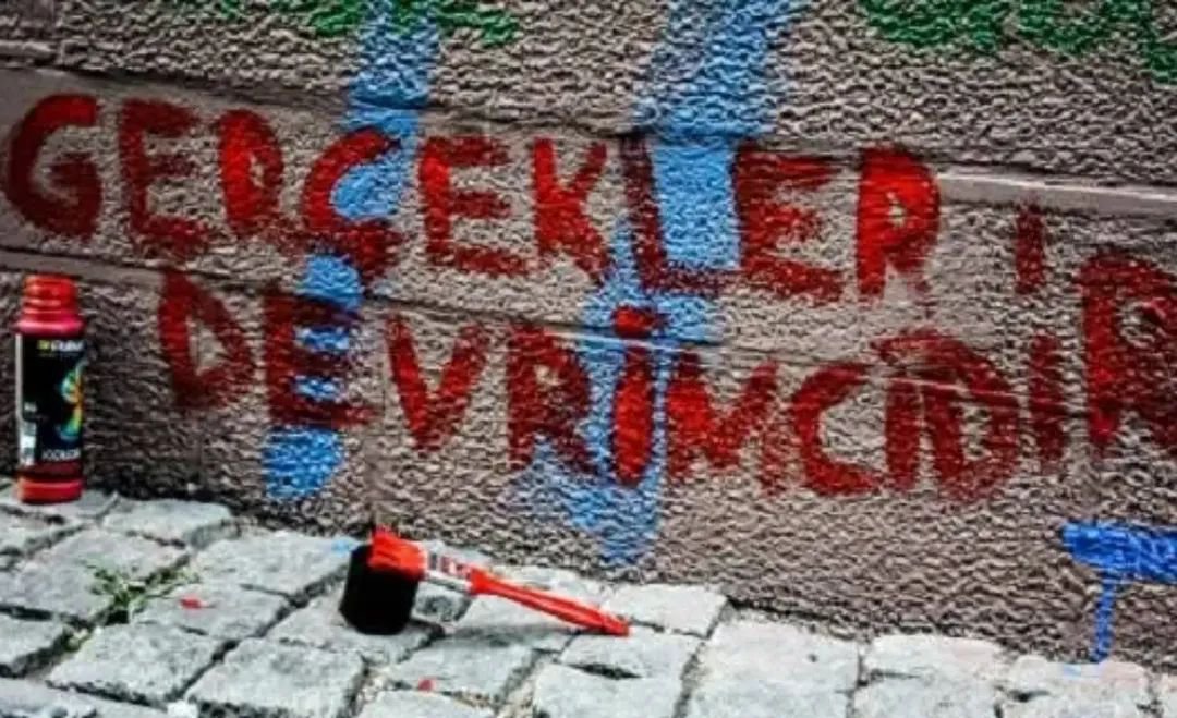 Deniz__0101_'s tweet photo. Eskiden sosyalistlerin birliğinden yanaydım.Örgütsel birlik değil, eylem birliği, cephesel birlik vs.
Artık değilim.
İyi dövüşen, iyi örgütlenen, halkı doğru okuyan kazansın, büyüsün ve düzen siyasetine sosyalist siyaseti alternatif haline getirsin diyorum.
Gerisi ayak bağı. https://t.co/xXA8UyX6V6