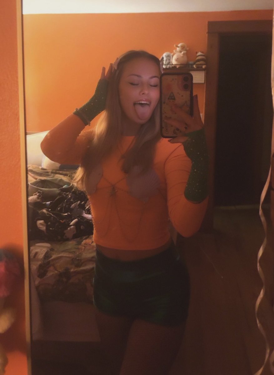 xosugaree's tweet photo. “I’m coming over u better not be c*nty mermaid man when I get there” 
me: https://t.co/lHMzoSc5YY