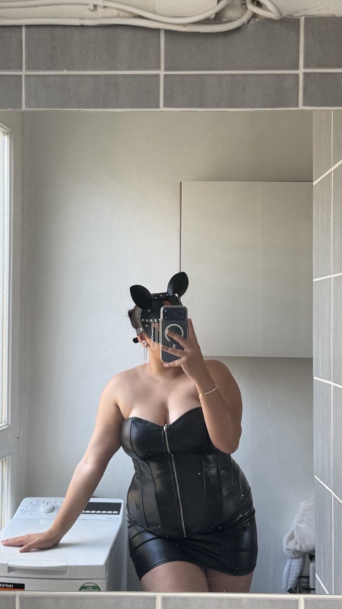 AnnaBombshell's tweet photo. Au pieds toutou 🐶🐶

#soumis #cuckold #moneymiss 
@Brun0Parent @Rtslave_1997  @RtSlavv  @Rtslavee_  @rt_feet_domina  @Shaynez_Soumize https://t.co/uFaOsFdVm5