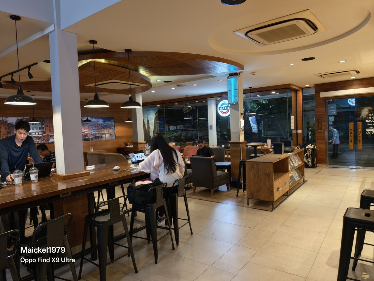 maickel1979's tweet photo. Right now it's 3:50 in the night here in Bangkok ....
I am am drinking some delicious coffee at my "safe" space OASIS coffee ☕
#CoffeeOasis #Bangkok #TakeSomeRest #BKK
#coffee #Ranhnam #night
#mentalhealth #insomnia https://t.co/BVeNxAwV1T