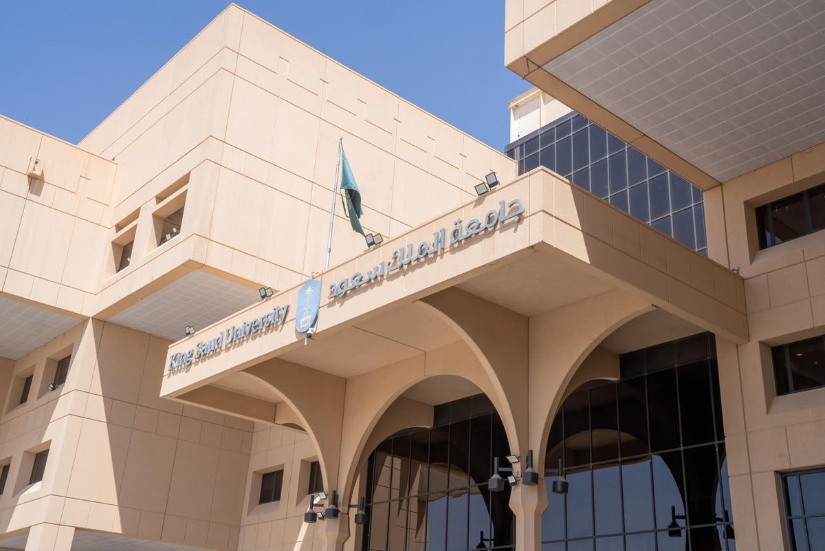 a_salhammad's tweet photo. سعدت اليوم بالمشاركة في مؤتمر «الجوانب القانونية للحوكمة في المملكة العربية السعودية»، الذي نظمته كلية الحقوق والعلوم السياسية بجامعة الملك سعود، وذلك بحضور نخبة من المختصين والمهتمين.
خلال المشاركة استعرضنا تجربة #هيئة_العقار في تطوير الحوكمة والتشريعات، وجهودها المستمرة لتعزيز الشفافية والموثوقية في القطاع العقاري. 

كما ناقشنا عددًا من التجارب التنظيمية التي عملنا من خلالها على تنفيذ توجيهات القيادة الرشيدة — حفظها الله — لتعزيز كفاءة الأنظمة والتشريعات وضمان فاعلية تطبيقها.

كل الشكر لجامعة الملك سعود ولكل القائمين على نجاح هذا المؤتمر.