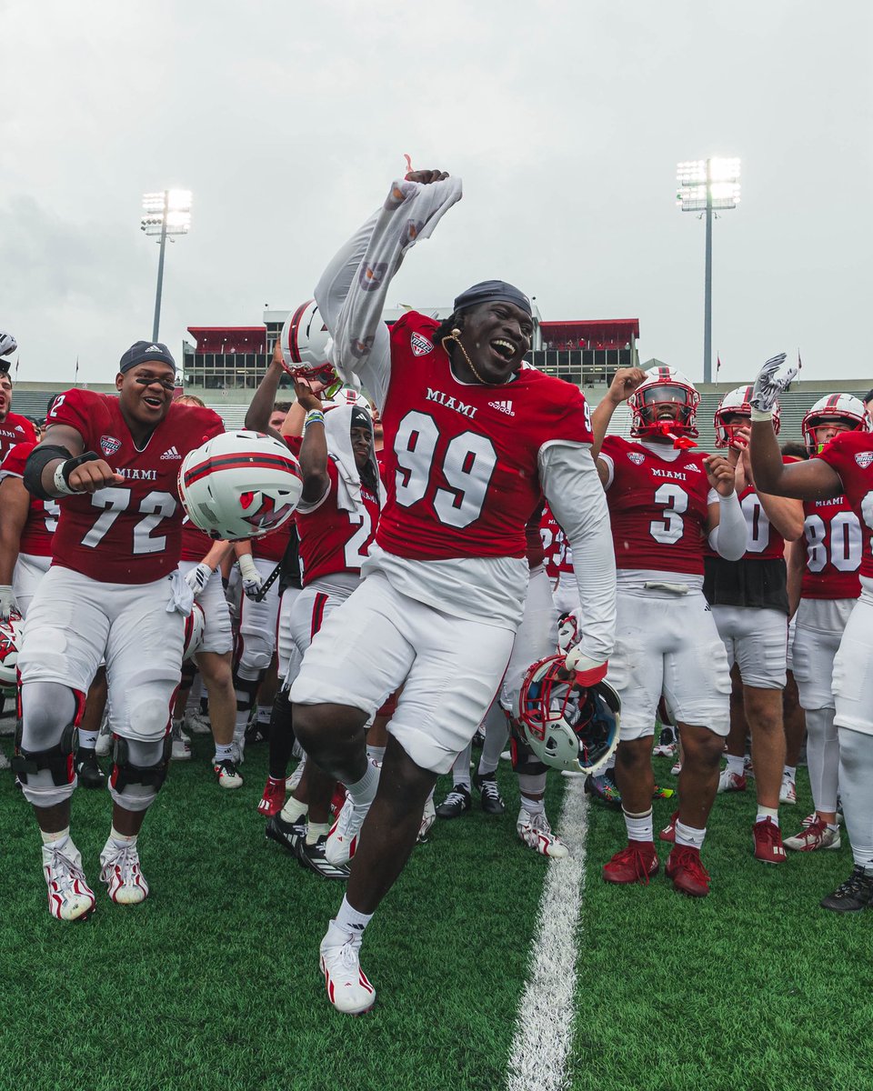 MiamiOHFootball's tweet photo. 𝐓𝐡𝐚𝐭’𝐬 𝐫𝐢𝐠𝐡𝐭 𝐢𝐭’𝐬 𝑽𝑰𝑪𝑻𝑶𝑹𝒀 𝑺𝑼𝑵𝑫𝑨𝒀𝒀𝒀 🎉

#RiseUpRedHawks |  🎓🏆 https://t.co/MukjSpRjV2