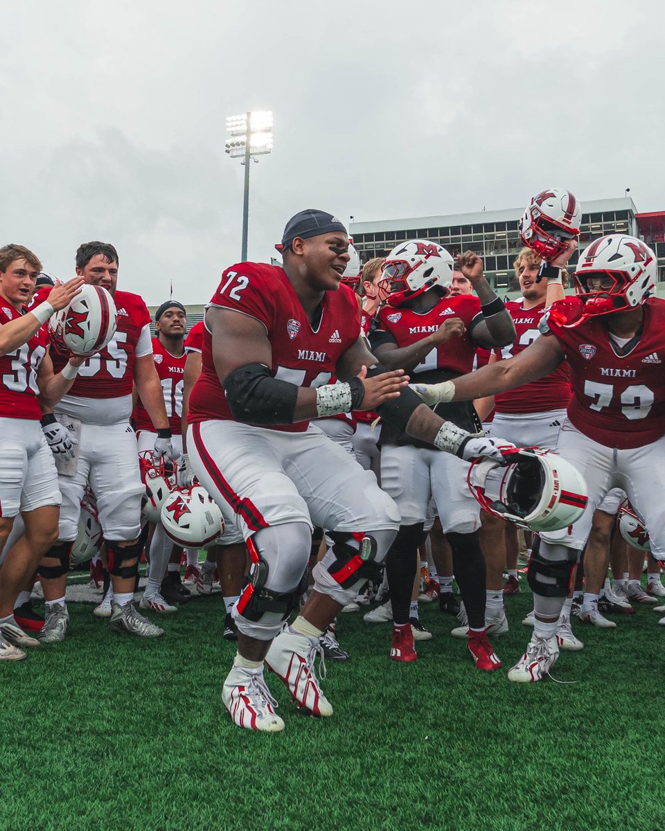 MiamiOHFootball's tweet photo. 𝐓𝐡𝐚𝐭’𝐬 𝐫𝐢𝐠𝐡𝐭 𝐢𝐭’𝐬 𝑽𝑰𝑪𝑻𝑶𝑹𝒀 𝑺𝑼𝑵𝑫𝑨𝒀𝒀𝒀 🎉

#RiseUpRedHawks |  🎓🏆 https://t.co/MukjSpRjV2