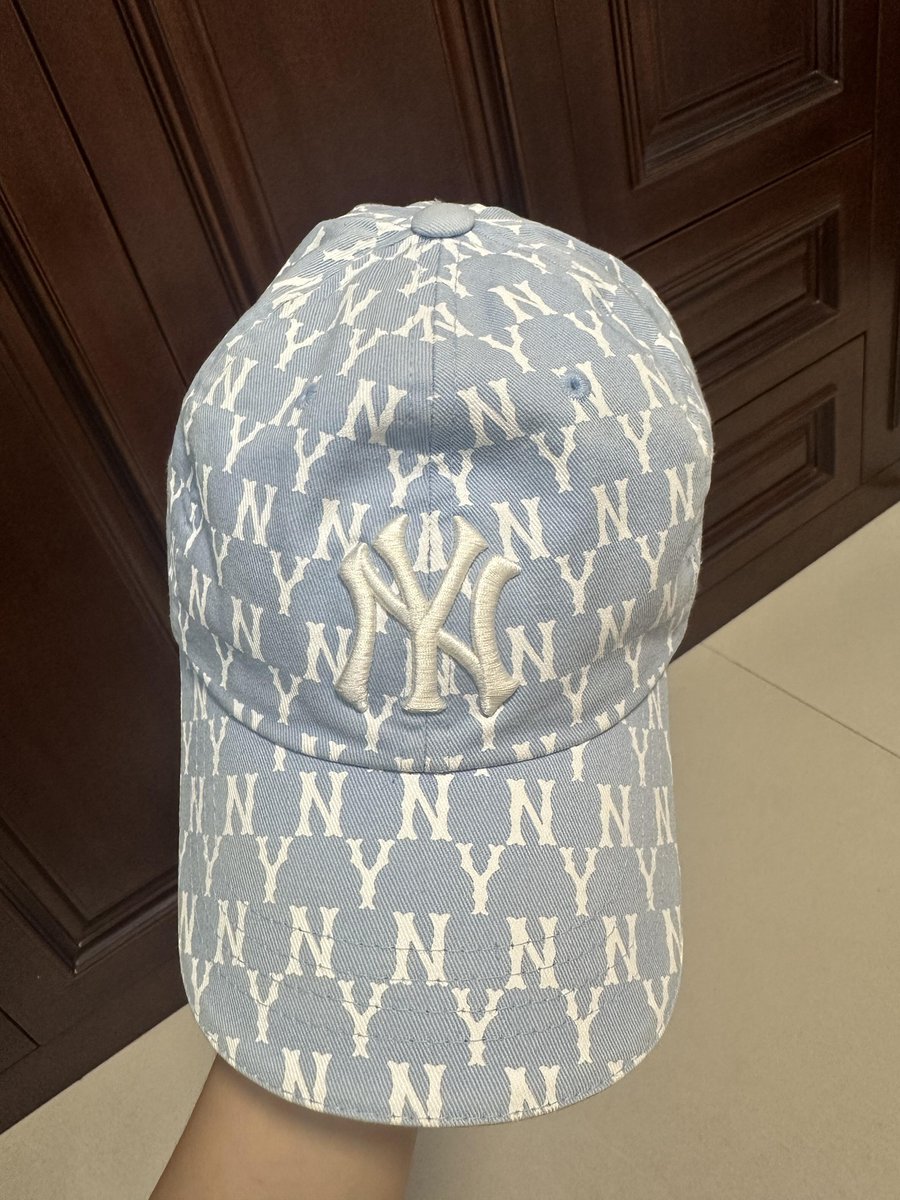 nimadade's tweet photo. I'm going out wearing this hat today https://t.co/Pr65dMdF0o