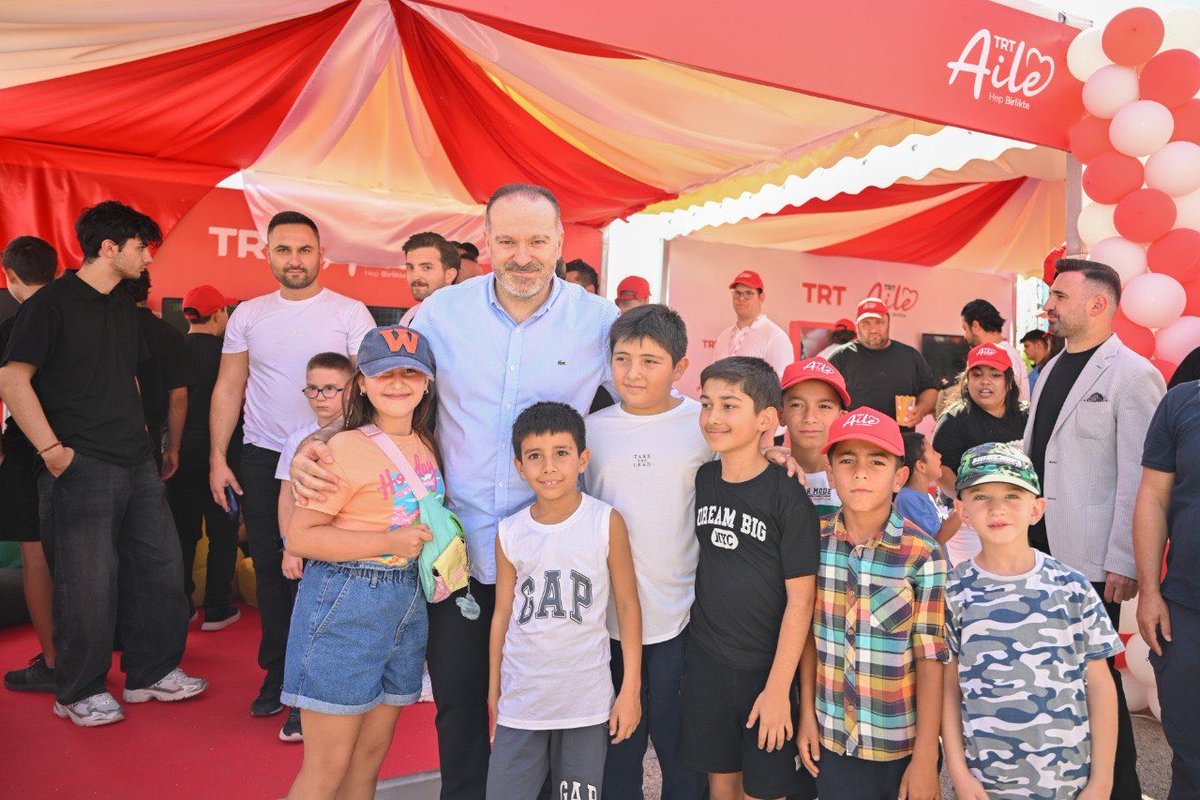 zahidsobaci's tweet photo. “TRT Aile, Hep Birlikte” etkinliğimizde mesai arkadaşlarımız ve kıymetli aileleriyle buluşarak anlamlı bir gün geçirdik.

Bu buluşmanın birlik ve beraberliğimizi pekiştirmesini, muhabbetimizi artırmasını ve hafızalarımızda güzel bir hatıra olarak yer edinmesini temenni ediyorum. https://t.co/BwpQz7y2Vp