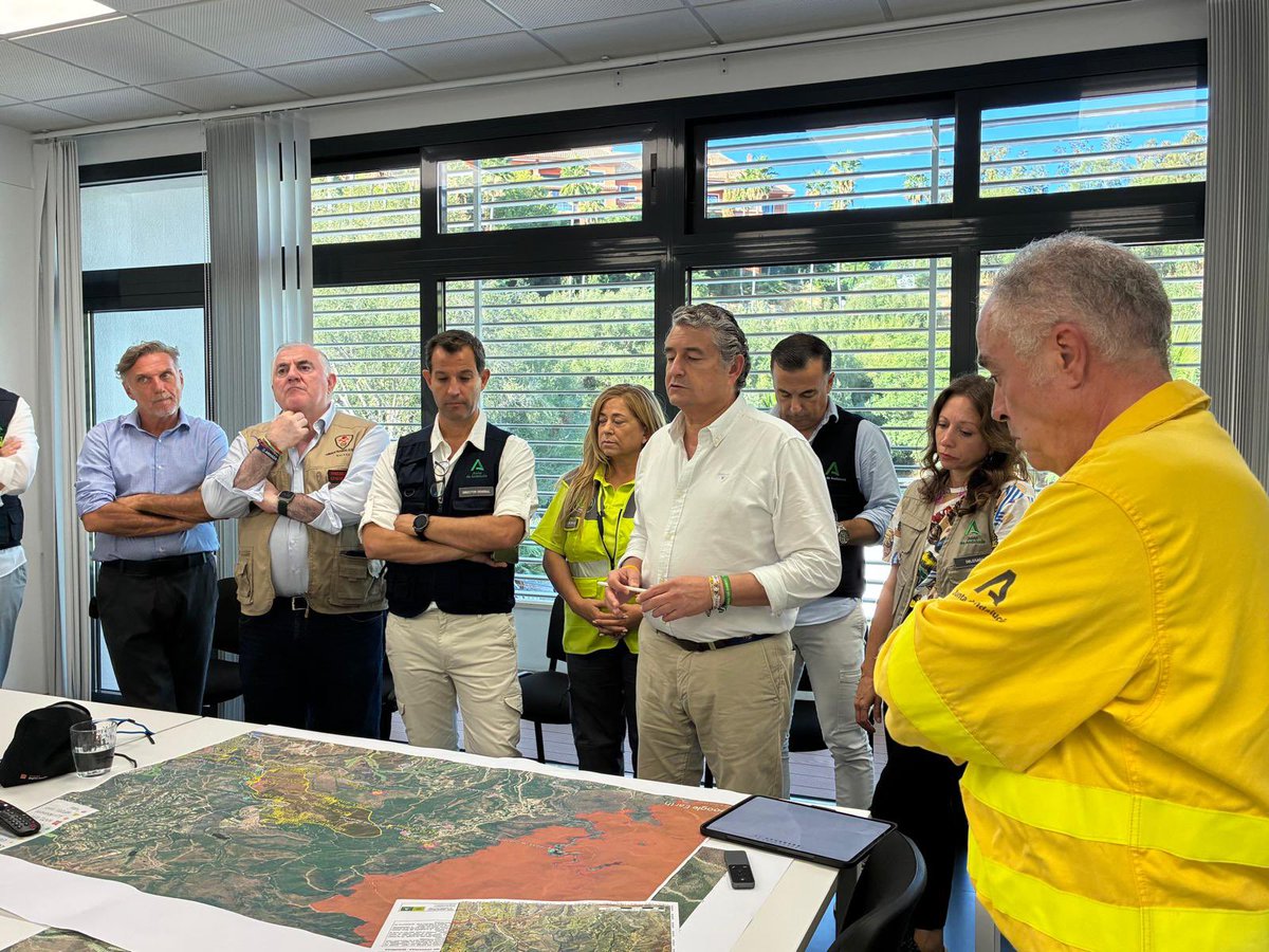 antoniosanz's tweet photo. En la reunión de coordinación del #IFBenahavís hemos revisado el dispositivo desplegado para hacer frente al incendio y proteger a la población.

🛩️ 22 medios aéreos
👩‍🚒 Más de 115 profesionales
🚒 3 autobombas y 2 bulldóceres

Mi reconocimiento a todos los efectivos por su entrega, profesionalidad y extraordinaria coordinación.