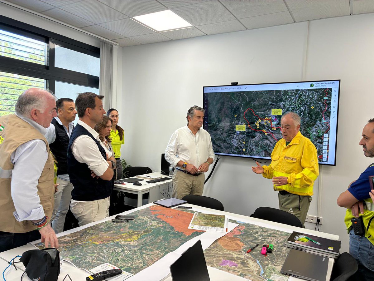 antoniosanz's tweet photo. En la reunión de coordinación del #IFBenahavís hemos revisado el dispositivo desplegado para hacer frente al incendio y proteger a la población.

🛩️ 22 medios aéreos
👩‍🚒 Más de 115 profesionales
🚒 3 autobombas y 2 bulldóceres

Mi reconocimiento a todos los efectivos por su entrega, profesionalidad y extraordinaria coordinación.