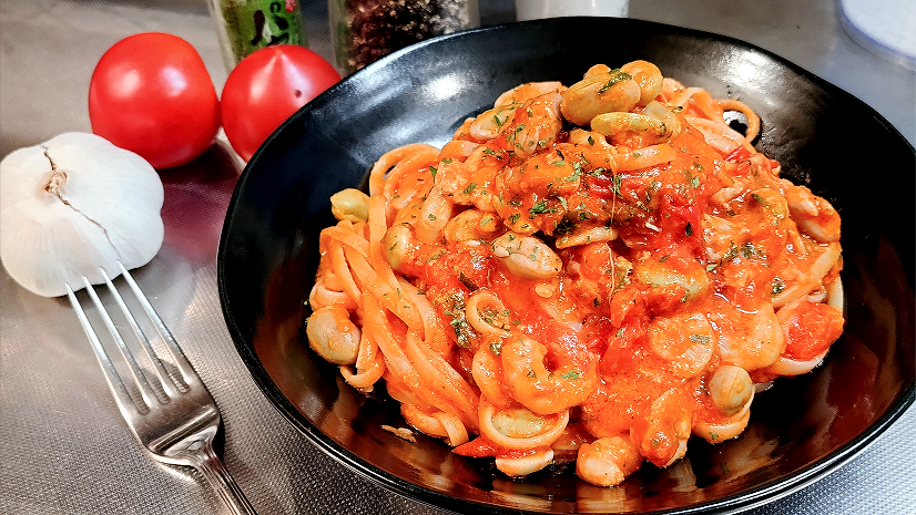 Griz_FS_FAMILY's tweet photo. 冷凍してた頂き物の黒豆の枝豆がちょっとだけ残ってたから、冷凍むき海老、世紀末畑のトマト、ニンニク、世紀末庭のイタリアンパセリチーズ、買い置きトマトソース、リングイネをぶち込んで「黒大豆と海老のトマトソースパスタ」へ改造してやったぜ！旨い！残り野菜のサラダでも付ければ立派な食料だ！ https://t.co/CKnpJQ7dky