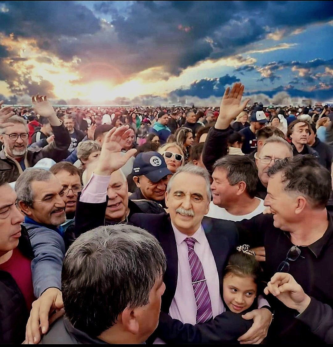 elmarcapiel's tweet photo. Hay solo un militante político argentino que hoy habla coherentemente con sujeto, verbo y predicado, de política (geopolítica), economía y defensa y se llama Guillermo Moreno. Conocimiento, experiencia, honestidad y coraje. Lucidez total. El que le sigue? 10 escalones abajo https://t.co/b6WYQ5HF1x