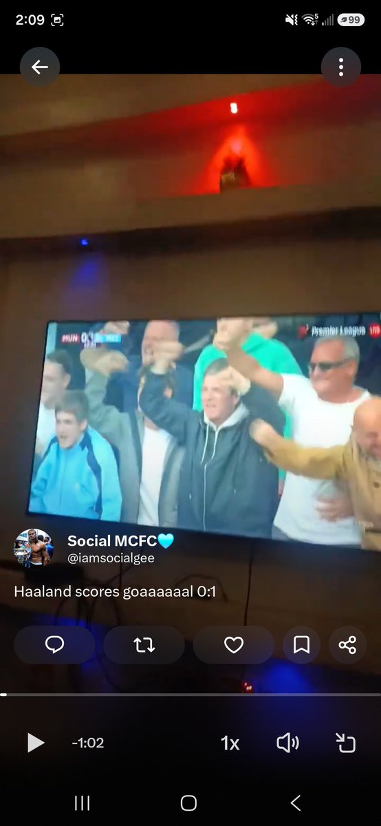 StefleClef's tweet photo. Awww look. Clan Gallagher spotted. Thanks @iamsocialgee for the video.  @NoelGallagher Good on ya for being there lads! Such a great goal from @Erling. And great play by @antoinesemenyo. #DerbyDay  #ManCity @ManCity https://t.co/DQJc3IHq90