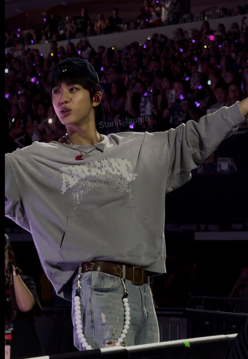 Starlit_Lauren's tweet photo. Jin’s POV   versus   My POV https://t.co/pLDdl7KRVo