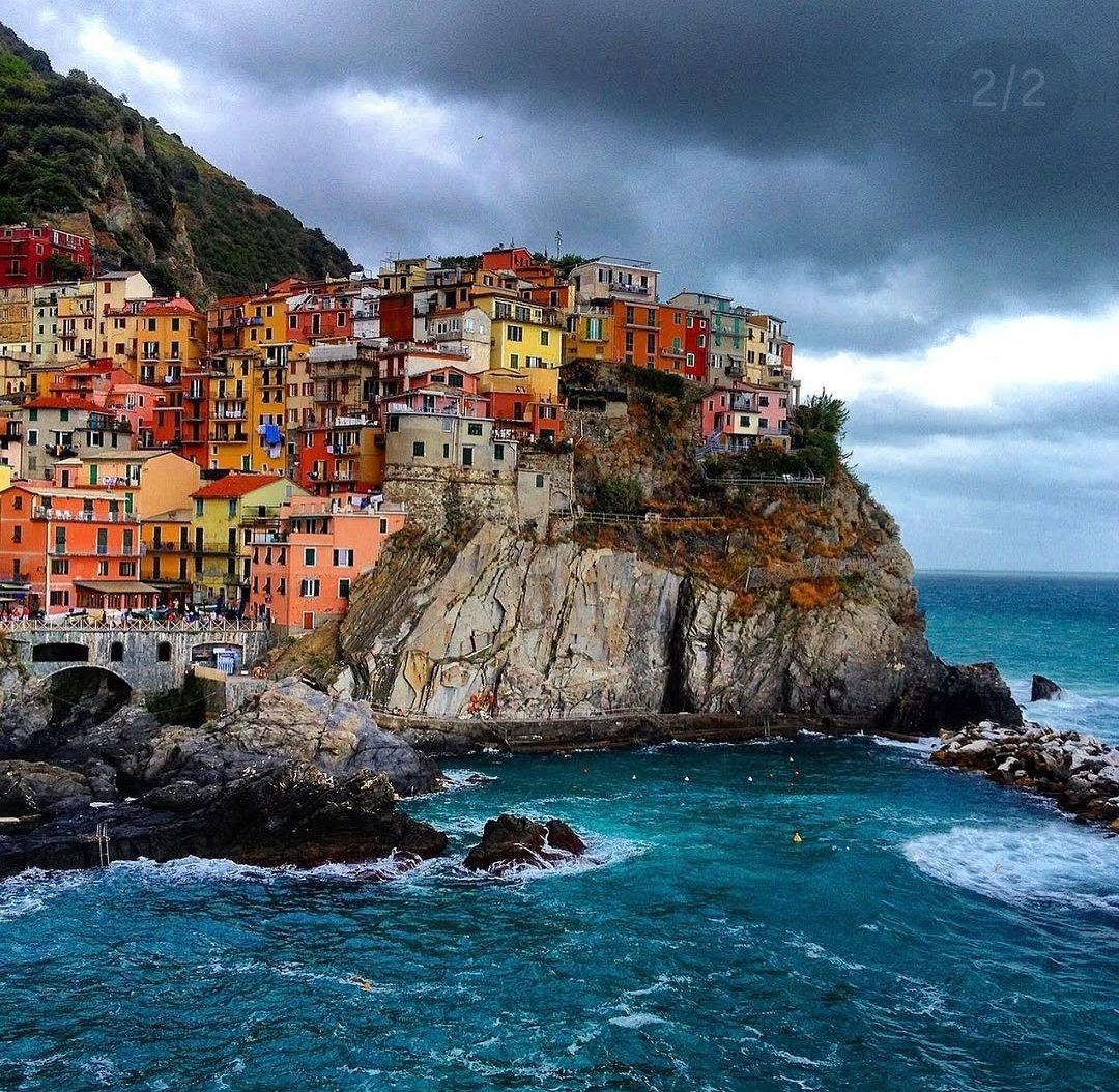 Lamanupi_'s tweet photo. #SiTornaDoveIlCuoreBatte
@VentagliP
"Ille terrarum mihi praeter omnis angulus ridet…"
(Quell’angolo di terra più degli altri mi sorride…)
___Orazio
#Liguria 🌊🌅
Photo @Lamanupi_
from Instagram: lamanupi_
#photolovers
#camogli
#manarola
#portovenere
#rapallo https://t.co/vguUjcU3xb