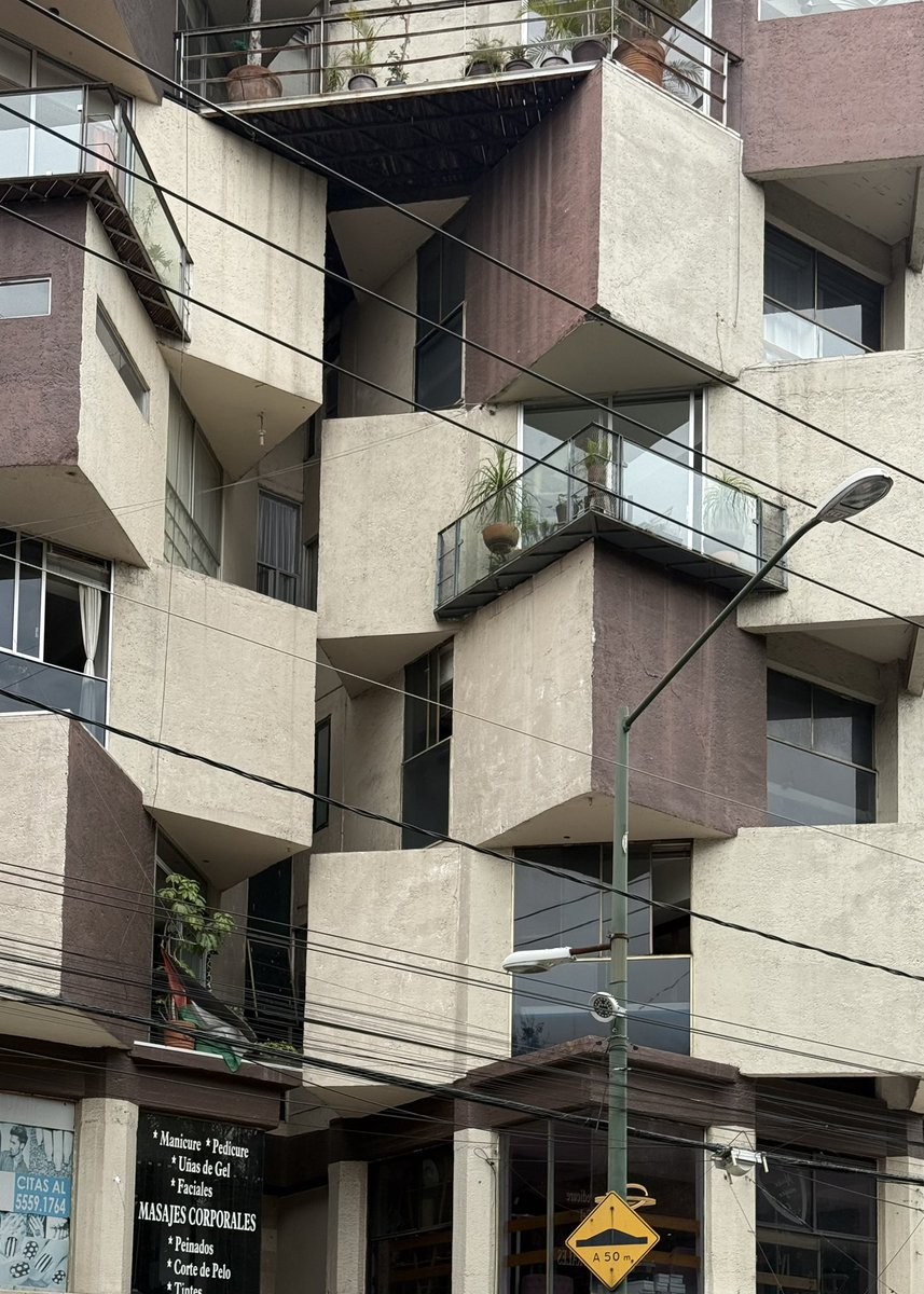 wonder_m_r's tweet photo. Desde cuando quería ir a ver este edificio que vi que alguna vez posteo @OscarBlancoCdmx, se trata del edificio Tlacoquemecatl 109.

El juego de los cubos, muy al estilo de Hábitat 67 que se presentó en la Exposición Universal de ese año en Montreal, Canadá. Desconozco el año de este edificio, pero no debe distar mucho de esa época.