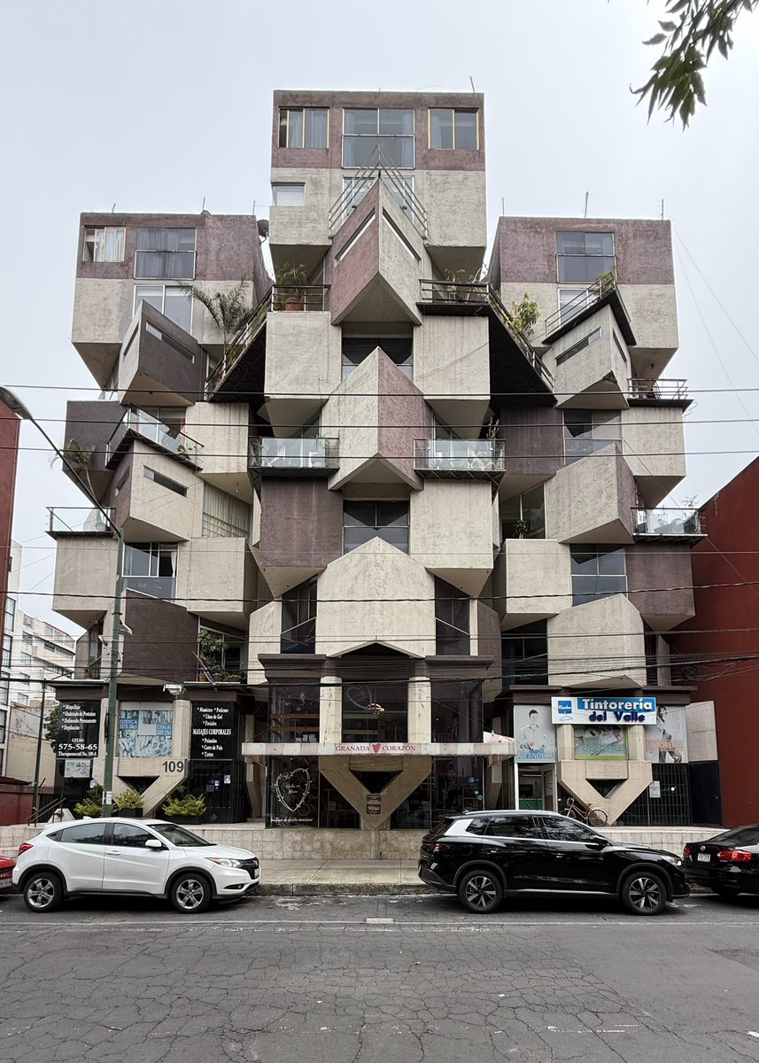 wonder_m_r's tweet photo. Desde cuando quería ir a ver este edificio que vi que alguna vez posteo @OscarBlancoCdmx, se trata del edificio Tlacoquemecatl 109.

El juego de los cubos, muy al estilo de Hábitat 67 que se presentó en la Exposición Universal de ese año en Montreal, Canadá. Desconozco el año de este edificio, pero no debe distar mucho de esa época.