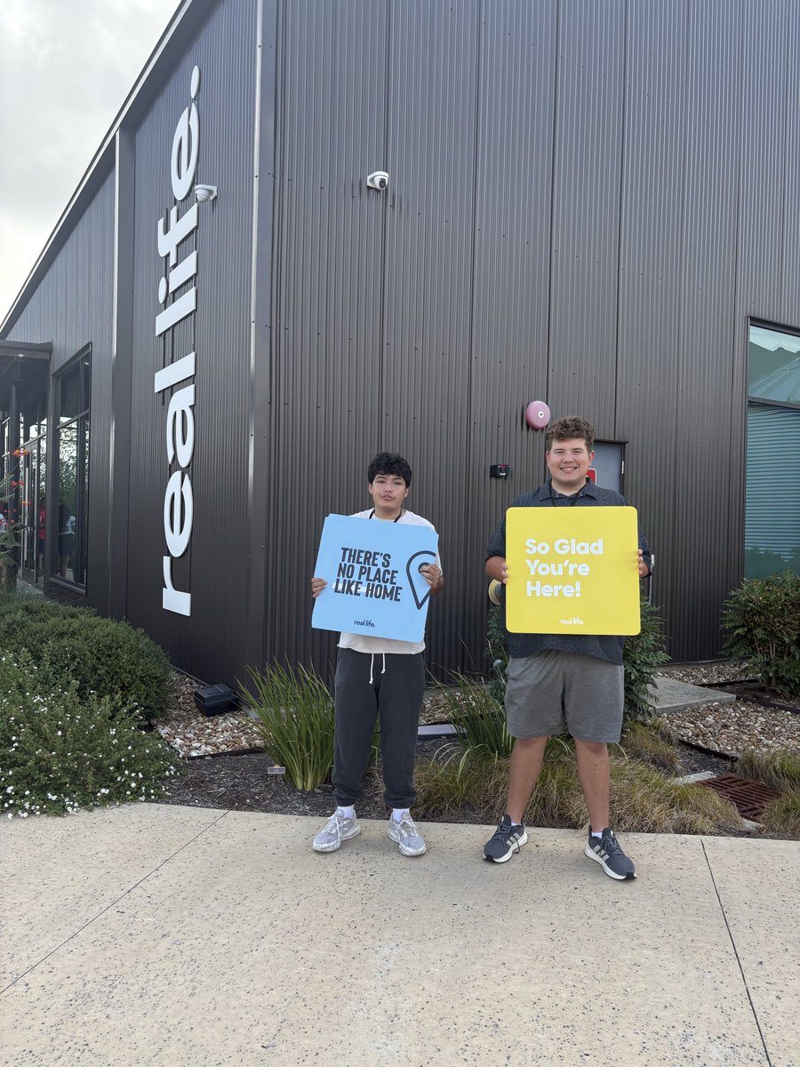 davisrockwellTX's tweet photo. A little time off the field to give back. Grateful for the opportunity to serve at Real Life Church with @MaxxenChavarria 

#ClassOf2030 #Community #Serve https://t.co/NvHOB6WOWh