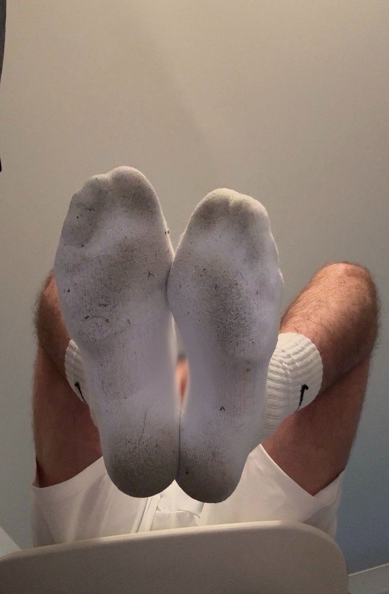 nono_rbo's tweet photo. Ya encore 1 soumis chanceux qui va bien ce gazé avec mes cho7 usée odeur garanti 🥴 
Viens raquer aussi si tu veut la même chose ou goûter en vrai 😋💸 #domi #soumis #cashmaster #moneyslave #findom #cho7 https://t.co/nTorpguWto