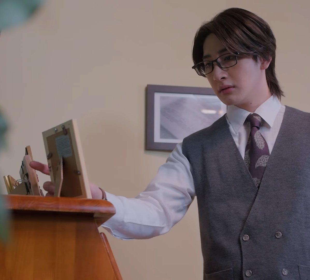 JossBlade's tweet photo. Alguien más noto que en el segundo capítulo de My-th, detrás de la foto Yuna y Otosumi de cuando eran joven, hay una pequeña nota?
Ya vimos que Otosumi tienen la maña de escribir notas en las cosas, pero que escribirías en una foto así en especifico? https://t.co/cNJLuKUm6g