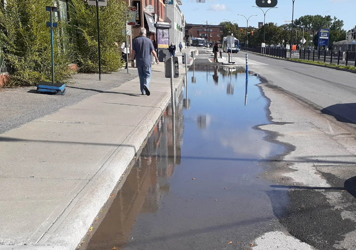ahuncycle's tweet photo. Bien hâte que le REV Henri-Bourassa soit terminé pour que cela devienne enfin un trajet utilisable et faire taire les détracteurs qui veulent pas utiliser les transports en commun, la marche ou le vélo. #revmtl #TransportActif #Montréal #velomtl #vélo https://t.co/szwDE8HmIG