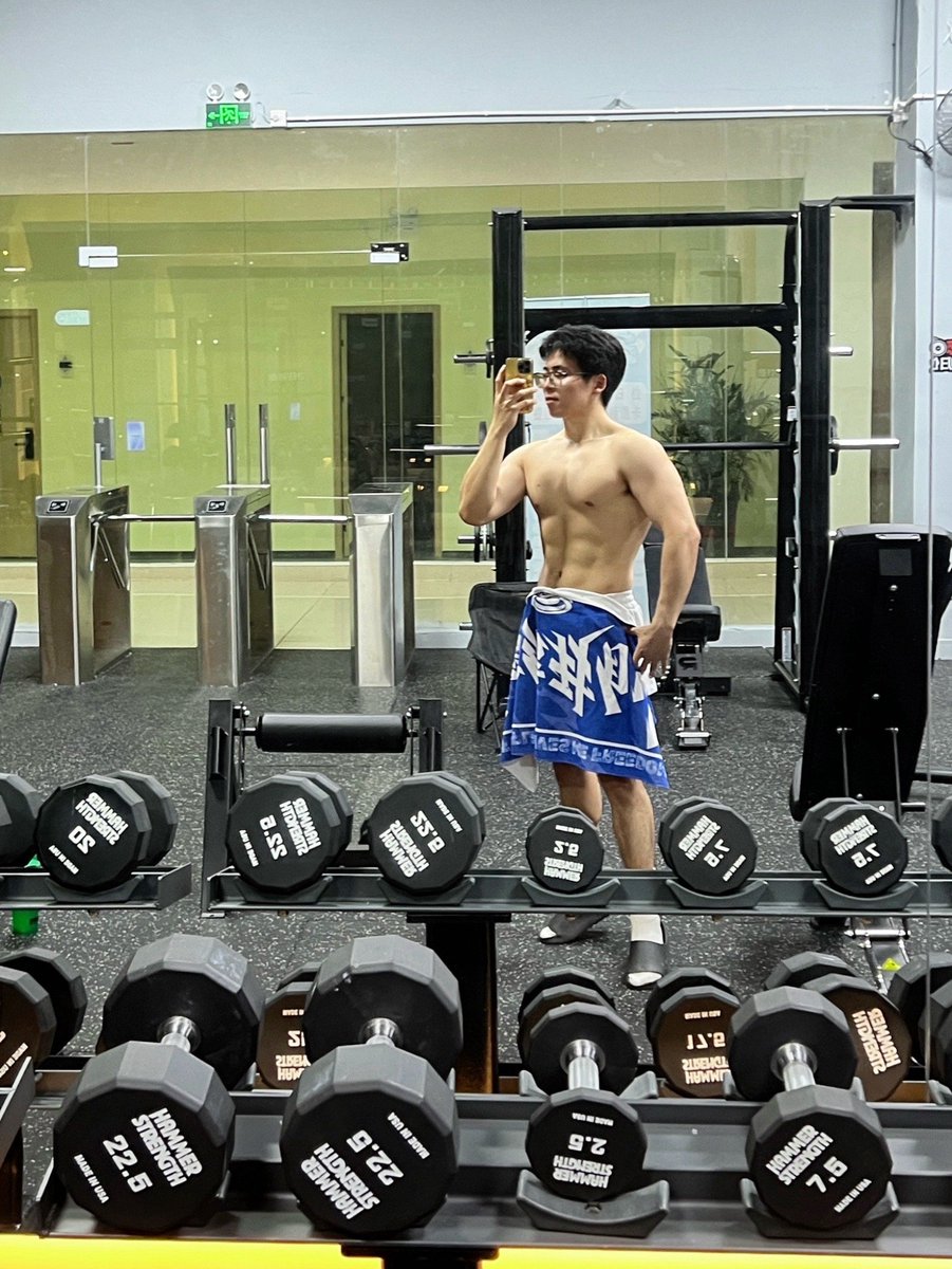 wang011105's tweet photo. 想找个狗子泄火 #健身教练 #肌肉男 #1s #体育生 https://t.co/DoG6I2WCeB