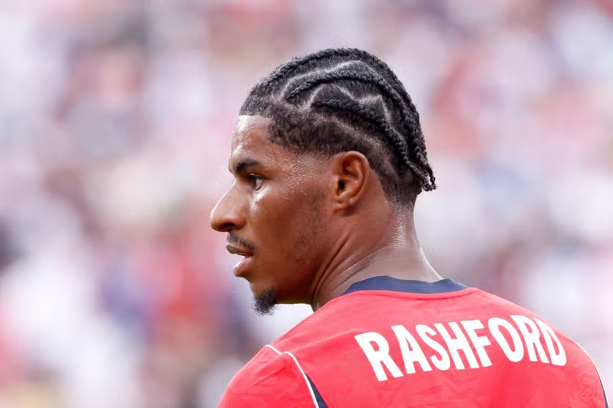 Nobleboy__'s tweet photo. Rashford btw, I don’t think he’s aware of his age. Y’all still see him as a star boy or something, he’s so useless
He’s been lowkey behind every of our manager’s sacking.

He singlehandedly caused Ole Gunnar Solskjær’s sacking, he made sure Ten Hag was sacked, he did the same to Ruben Amorim, and if Carrick isn’t careful, he will cause his sacking.

There’s a reason barca didn’t spent just 30m on him, how did he enter this team immediately when we didn’t lose any attackers?