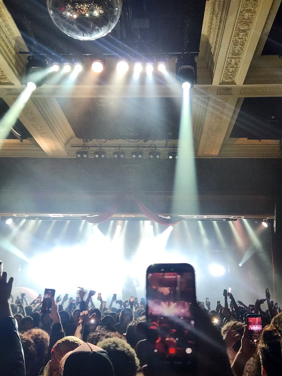 thetalltailor's tweet photo. Saw @countdragons on Wednesday in Toronto. Dope af show https://t.co/wbFmgf9tmf