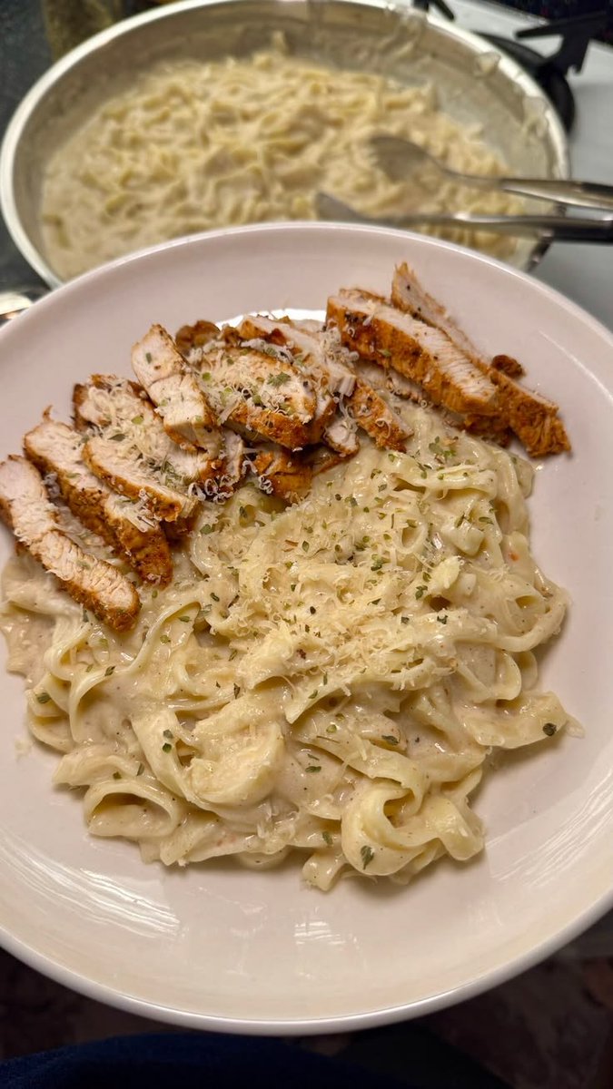 tamarailiexg's tweet photo. Некогаш една добра чинија паста е сè што ти треба. 🍝❤️
Без комплицирање, без премногу состојки — само добар сос и многу вкус.
Која паста ви е омилена? 👀 #Foodie #Паста #Храна https://t.co/HmGYq6PCBg