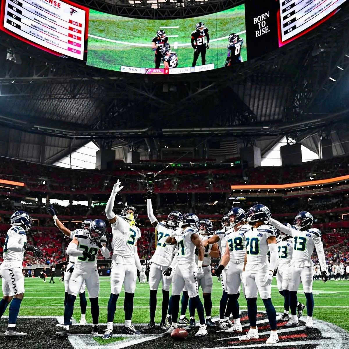 CASGoCrazy's tweet photo. The actual best defense in football https://t.co/EUVPMghV7q