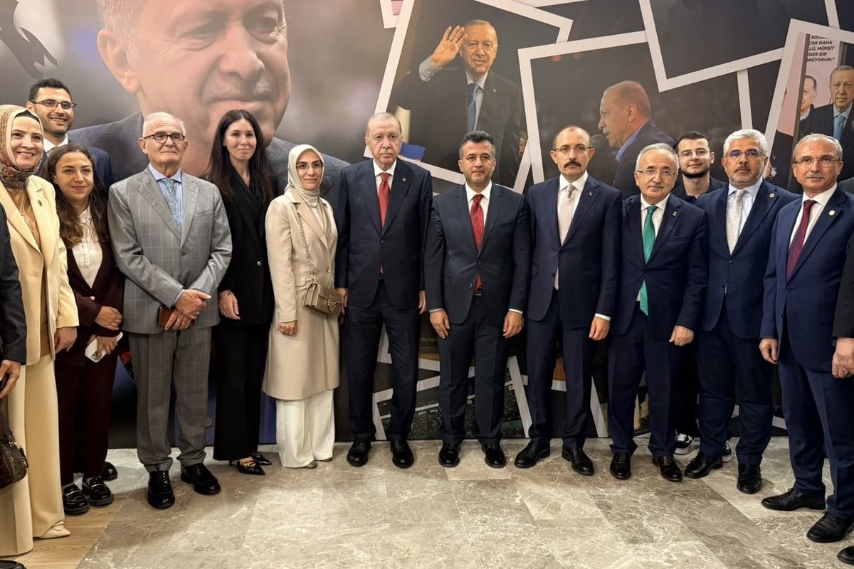 halitdoganbsk's tweet photo. Samsun’umuzda Sayın Cumhurbaşkanımız Recep Tayyip Erdoğan (@RTErdogan)’ı ağırlamanın gururunu yaşadık.

Milletimize hizmet yolunda aynı izde, aynı istikamette yürümekten büyük onur duyuyoruz. 🇹🇷 https://t.co/zTOdExChLX