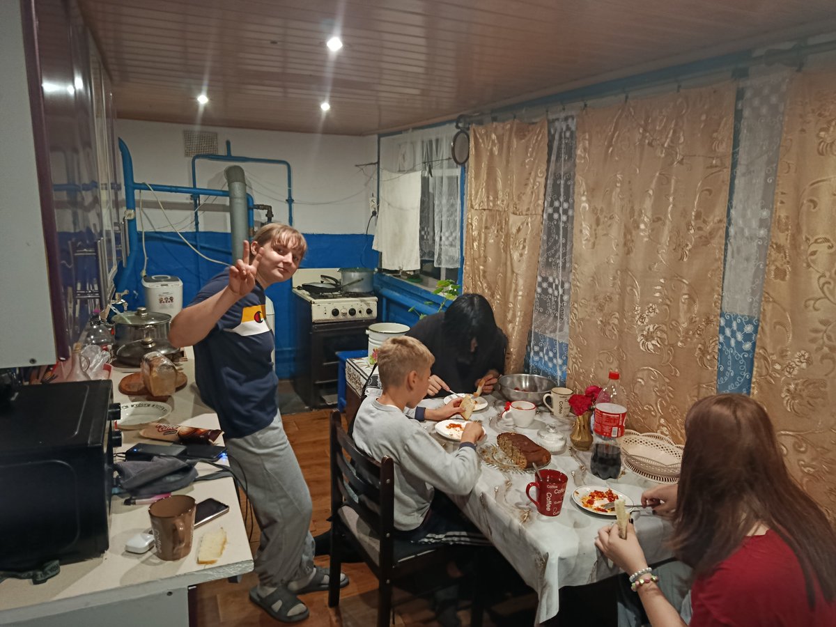 Zigan222's tweet photo. Сидим с кентами хаваем я тоже тута 🍴🍽️ https://t.co/1cLW6lhv5s