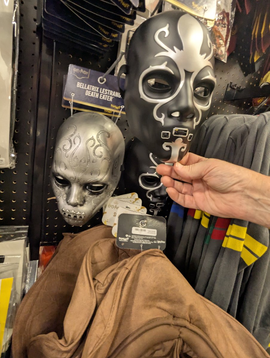 LockePayday's tweet photo. @spirithalloween revealed game photoOps
Servo Ossuarium skulls,
Abelard as a Servoskull?
Abelard pose (His hammer is bigger)
#payday2 mask crossover opportunity?
@owlcat_games
@starbreeze_studios
#roguetrader40k
#DarkHeresy
#deatheater https://t.co/r1z0ulTfeh