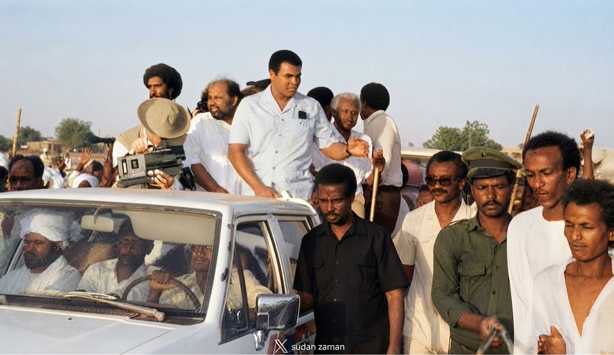 sudan_zaman's tweet photo. محمد علي كلاي في السودان 🇸🇩

كانت زيارته للسودان من أبرز محطات حياته خارج الحلبة. تشير مصادر سودانية إلى زيارة عام 1984 مرتبطة بالمؤتمر الإسلامي في الخرطوم.
وكان للملاكم السوداني السلطان كيجاب دور في ترتيبها، بينما توثق روايات أخرى رحلة له في نوفمبر 1988.

وصل إلى الخرطوم وسط استقبال جماهيري كبير، حتى قطع التلفزيون السوداني بث مسلسل مصري لنقل لحظة وصوله. وفي اليوم التالي التقى الرئيس جعفر نميري وتحرك بموكب رسمي.