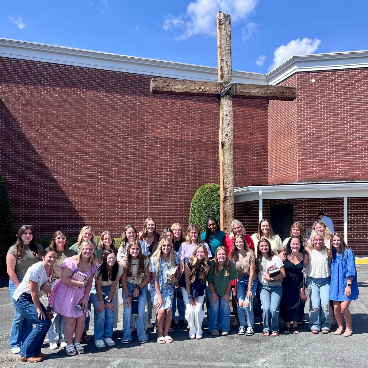 SUHawksSoftball's tweet photo. Enjoyed our morning in fellowship at @WestRomeBaptist and so grateful for their hospitality by feeding us lunch! https://t.co/wJBkYUNuyJ