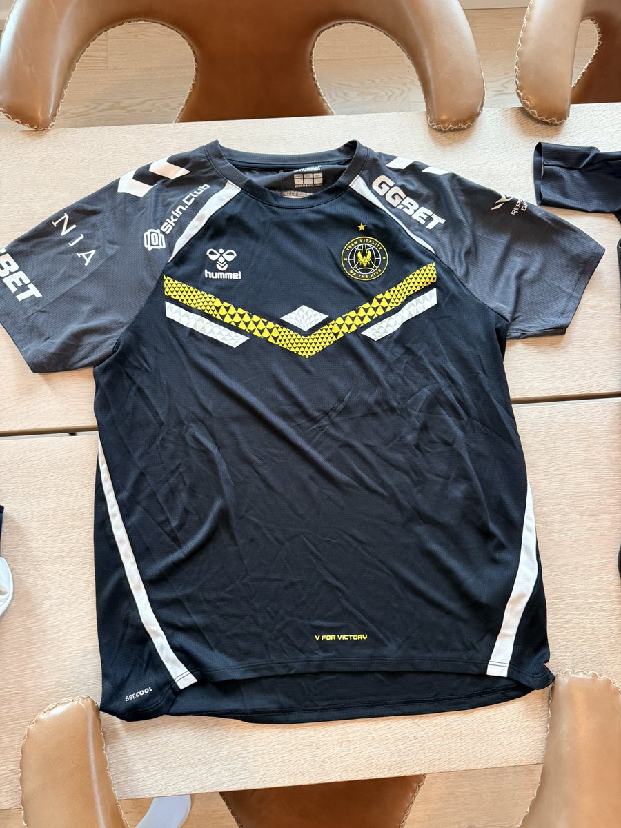 PimpWinneche's tweet photo. Giveaway to the community fans! 💛

1x FaZe Clan limited edition QcK 
1x OG Team Liquid Jersey / Elige 
1x Vitality player jersey 
1x NAVI player jersey / Pimp 

All you have to do is drop me a follow, and comment below your favorite CS team, old school or new! 

Draw in 5 days! https://t.co/hv39wDxgnN