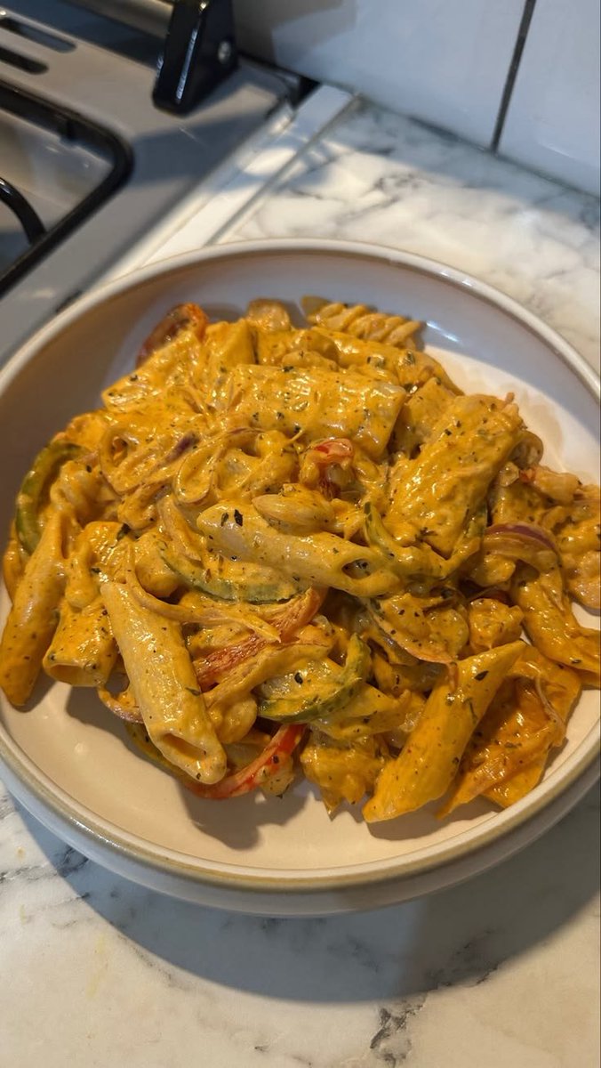 tamarailiexg's tweet photo. Некогаш една добра чинија паста е сè што ти треба. 🍝❤️
Без комплицирање, без премногу состојки — само добар сос и многу вкус.
Која паста ви е омилена? 👀 #Foodie #Паста #Храна https://t.co/HmGYq6PCBg