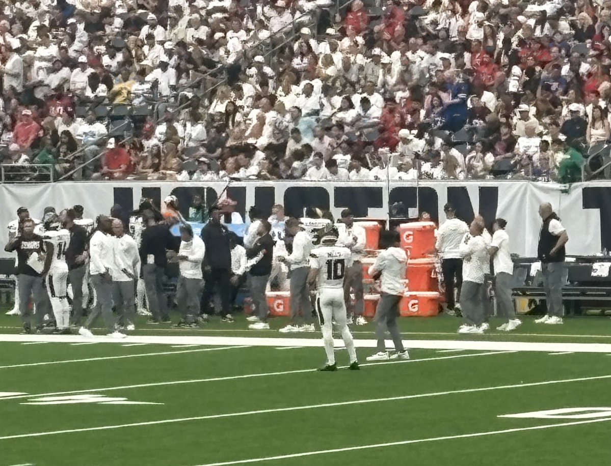 BullBrigadeHTX's tweet photo. we've seen enough. QB1.5 is incoming... 🫤 @HoustonTexans https://t.co/p3P3HihJpD