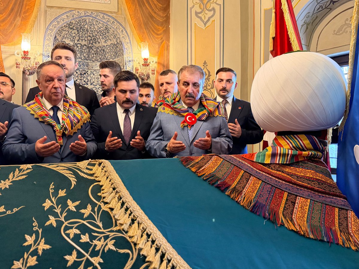 AlfatlEkrem's tweet photo. Genel Başkanımız Sayın Mustafa Destici Bey’in de katılımlarıyla, 745. Ertuğrul Gazi’yi Anma ve Yörük Şenlikleri’ne iştirak ettik.

Osmanlı Devleti’nin temellerinin atıldığı, Ertuğrul Gazi’nin bizlere miras bıraktığı Söğüt’te; ecdadımızın hatırasını yâd ederek tarihimiz, kültürümüz ve köklü değerlerimizle bir kez daha buluştuk.

Asırlardır yaşatılan bu kutlu gelenek; milletimizin birlik ve beraberliğinin, ecdadımıza olan vefamızın ve millî şuurumuzun en güzel nişanelerinden biridir.

Başta Genel Başkanımız Sayın Mustafa Destici olmak üzere, ülkemizin dört bir yanından Söğüt’e gelerek bu büyük coşkuya ortak olan tüm vatandaşlarımıza ve teşkilat mensuplarımıza teşekkür ediyorum.

Ecdadın izinde, aynı ruh ve aynı inançla nice Söğüt buluşmalarına…