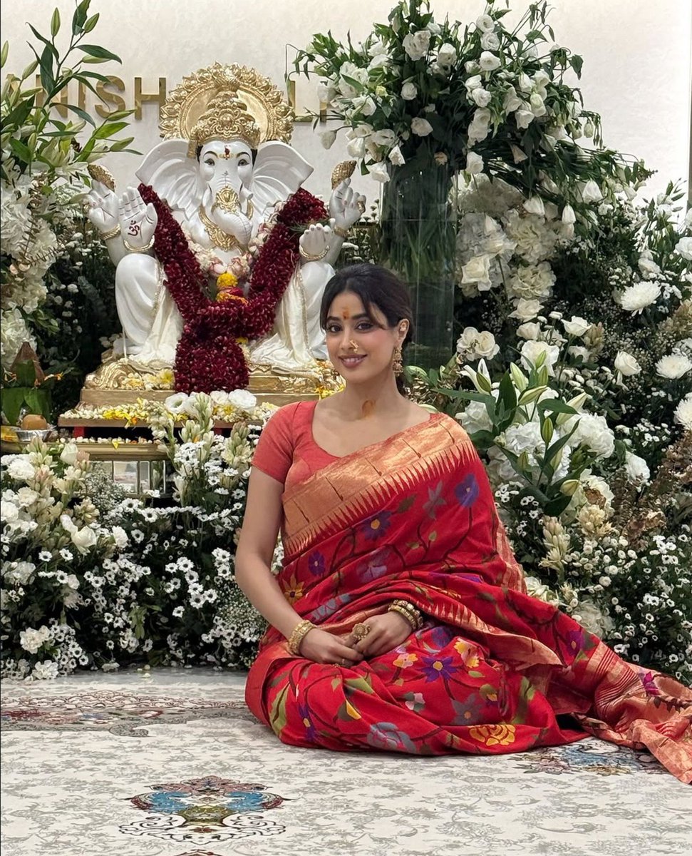 JanhvikapoorFC_'s tweet photo. Wishing Everyone in India a very Happy Ganesh Chaturthi to all 🕉️❤️🙏
#GaneshChaturthi https://t.co/gUWC752B60