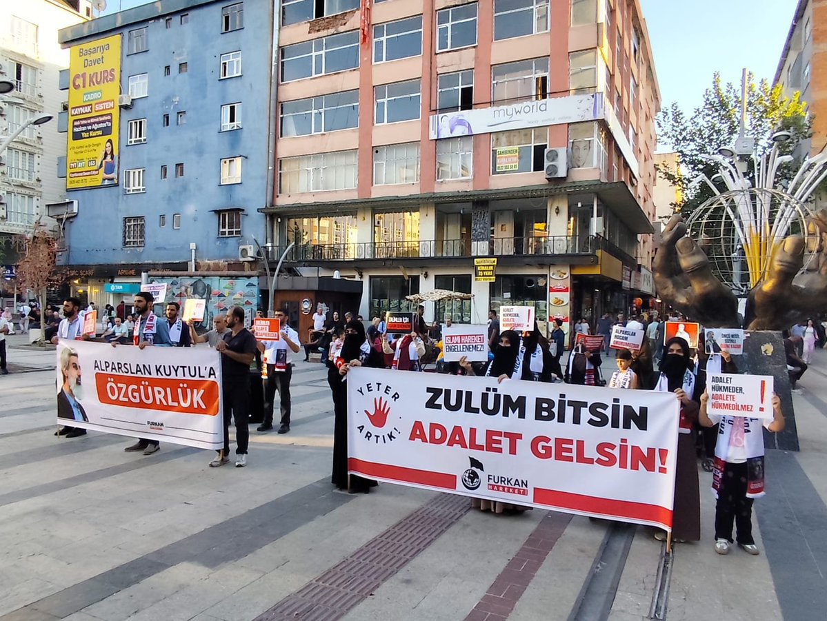 Aysefv2's tweet photo. Bu zulüm bitenedek mücadelemiz sürecek. 
Allah'ın zalimlerin kurduğu tuzakları başlarına geçirsin. 
#YargıEliyleZulüm
Ozgürlük IçinMeydandayız
FurkanGönüllülerine Ozgürlük https://t.co/YIxPwLBt6n