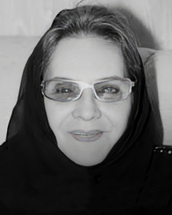RashedCore's tweet photo. لا وربي..لأيقونة جدة الجريئة، المرحومة ثريّا قابل، صاحبة المفردة الحجازية العذبة، وأول سعودية تنشر ديوانًا شعريًا عاطفيًا باسمها الصريح، والتي كانت تقول إن «الكتابة مسؤولية مواجهة»..تمثّل ثريّا في نظري صورة مبكرة لقوة نسوية ناعمة، قوة تقوم على امتلاك الصوت والتجربة، والحق بالرغبة، والشعور، والاختيار..وتجلّت جرأتها خصوصًا في قصائد مثل «لا وربي» و«من بعد مزح ولعب»، وغيرها من أعمالها منذ انطلاقتها في الستينيات الميلادية، في وقت اصطدمت فيه بتحديات اجتماعية من شأنها أن تدمرها..والجدير بالذكر أنها جعلت التجربة العاطفية للمرأة مركزًا للمعنى، فلم تكن تكتب عن الحب من موقع التابع، ولا من موقع المنتظر، وإنما من موقع ذات واعية بإحساسها، تمتلك حق التعبير عنه وتسميته، بوصفها صاحبة الرواية التي قالت «أنا» في وقت كان فيه هذا الـ«أنا» نفسه امتيازًا نادرًا!